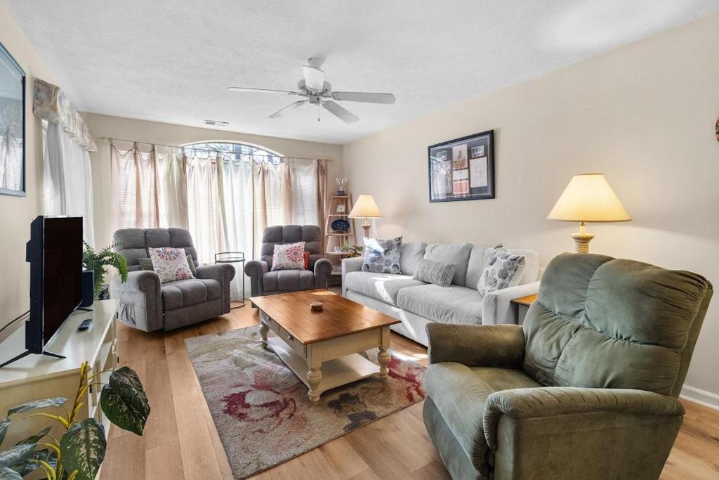 Гостиная зона в 3 Bedroom Condo with Stunning Views-Ground Floor