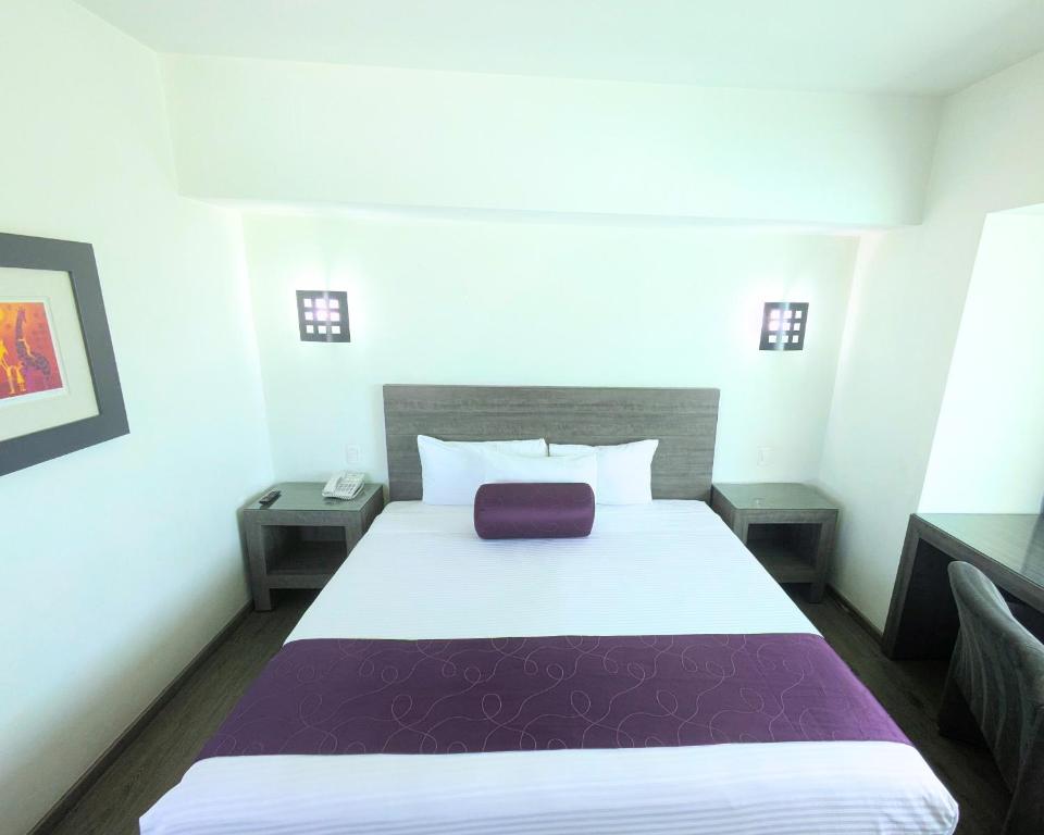 Una cama o camas en una habitación de We Hotel Aeropuerto