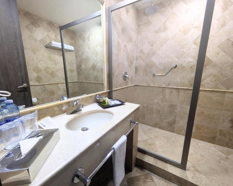 Un baño de We Hotel Aeropuerto
