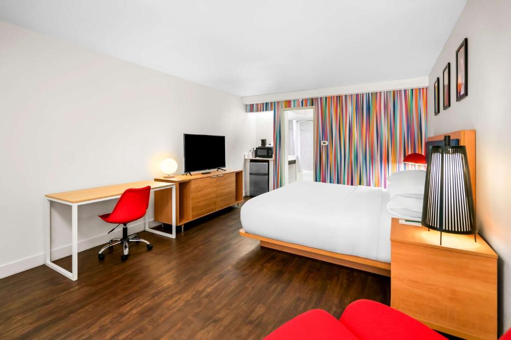 TV a/nebo společenská místnost v ubytování Signature Inn Indio I-10