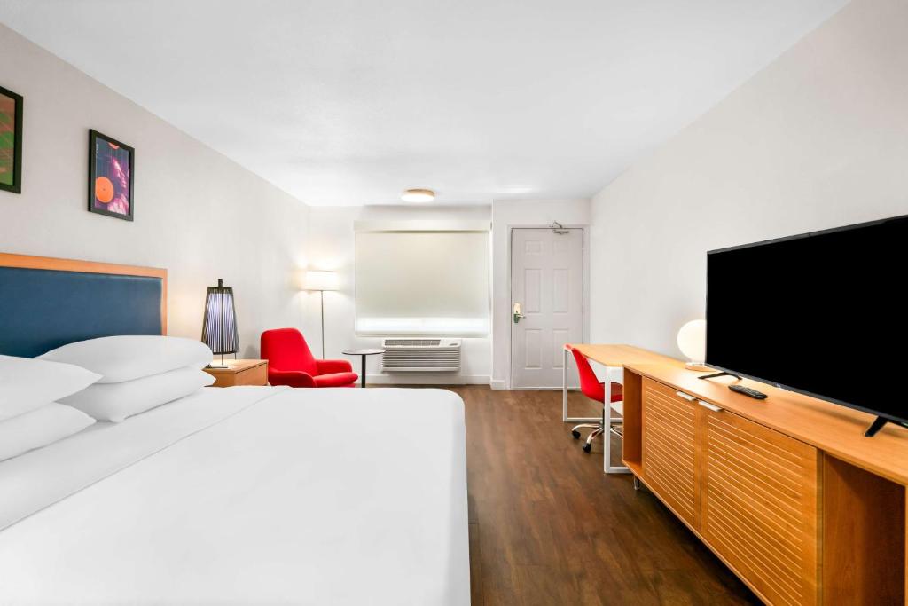 TV a/nebo společenská místnost v ubytování Signature Inn Indio I-10