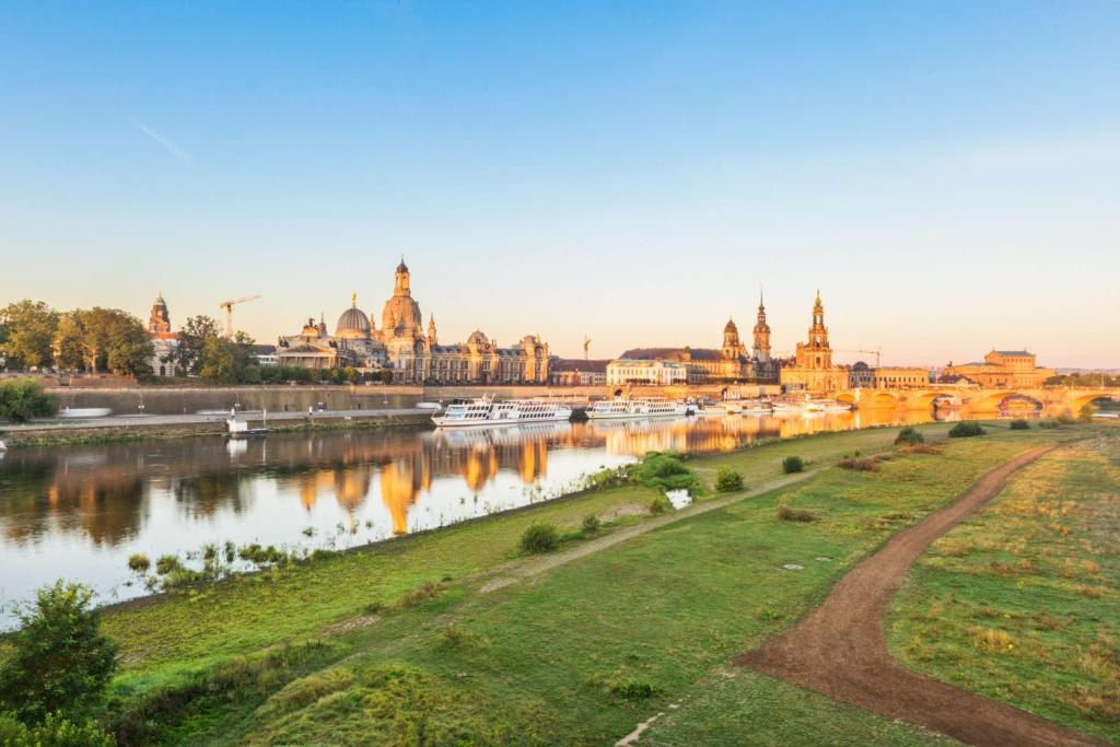 Výhled na řeku, která protéká v blízkosti hotelu