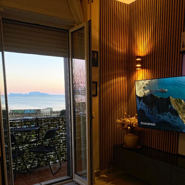 波佐利OdeMar Apartment的带电视的客厅和阳台。