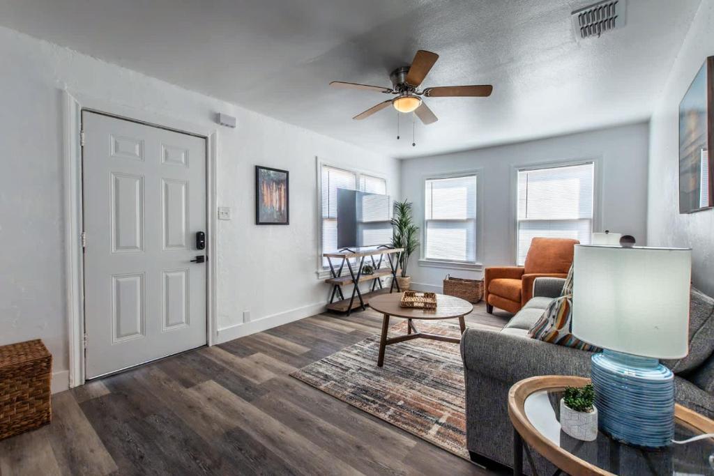 un salon avec un canapé et un ventilateur de plafond dans l'établissement The Coastal Nest Relax & Unwind in Style, à Corpus Christi