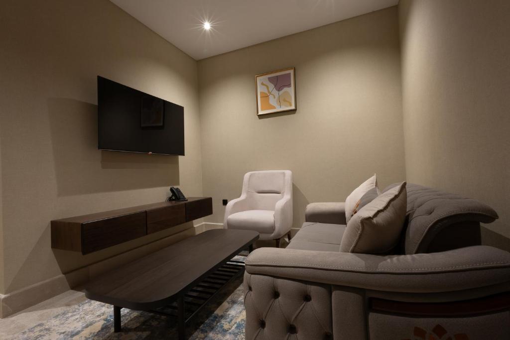 TV a/nebo společenská místnost v ubytování Doyof Hotel فندق ضيوف