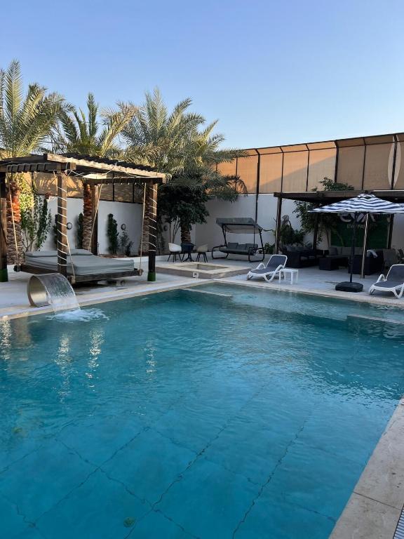 een zwembad met blauw water in een resort bij Eva chalet in Deadsea in Al Kafrayn