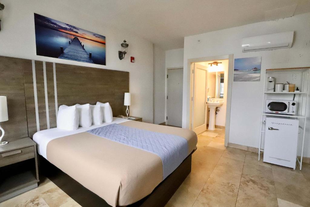 Un dormitorio con una cama grande en una habitación de hotel. en South of Fifth Family & Pet-Friendly Retreat Across from Best Beach in Miami, en Miami Beach