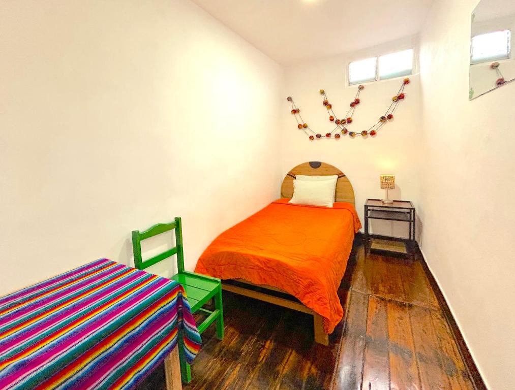 מיטה או מיטות בחדר ב-Dragonfly Hostels Cusco