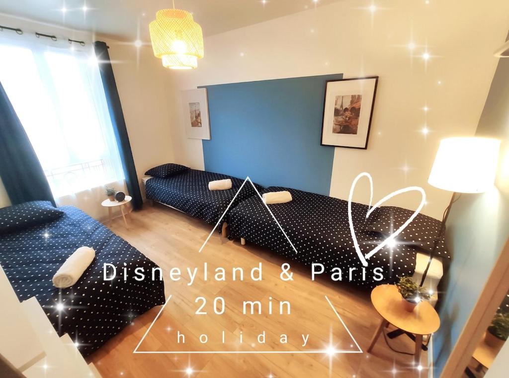 - un salon avec un canapé et un lit dans une chambre dans l'établissement DisneyLand - Paris 20 min - Parking - 8 personnes, à Thorigny-sur-Marne