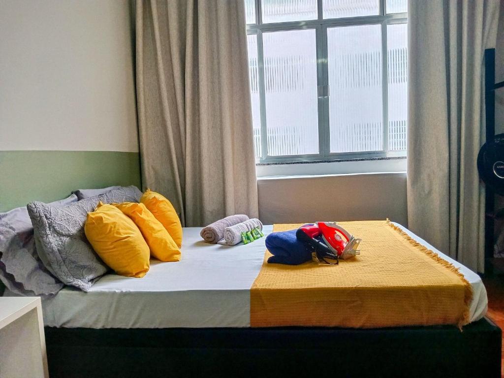 Giường trong phòng chung tại Sunrise Flamengo - 4 Hóspedes, Metrô e Privativo!