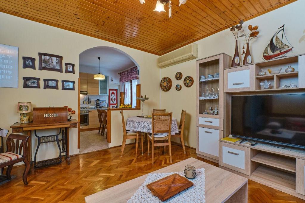 Televízia a/alebo spoločenská miestnosť v ubytovaní Apartment Giuseppe