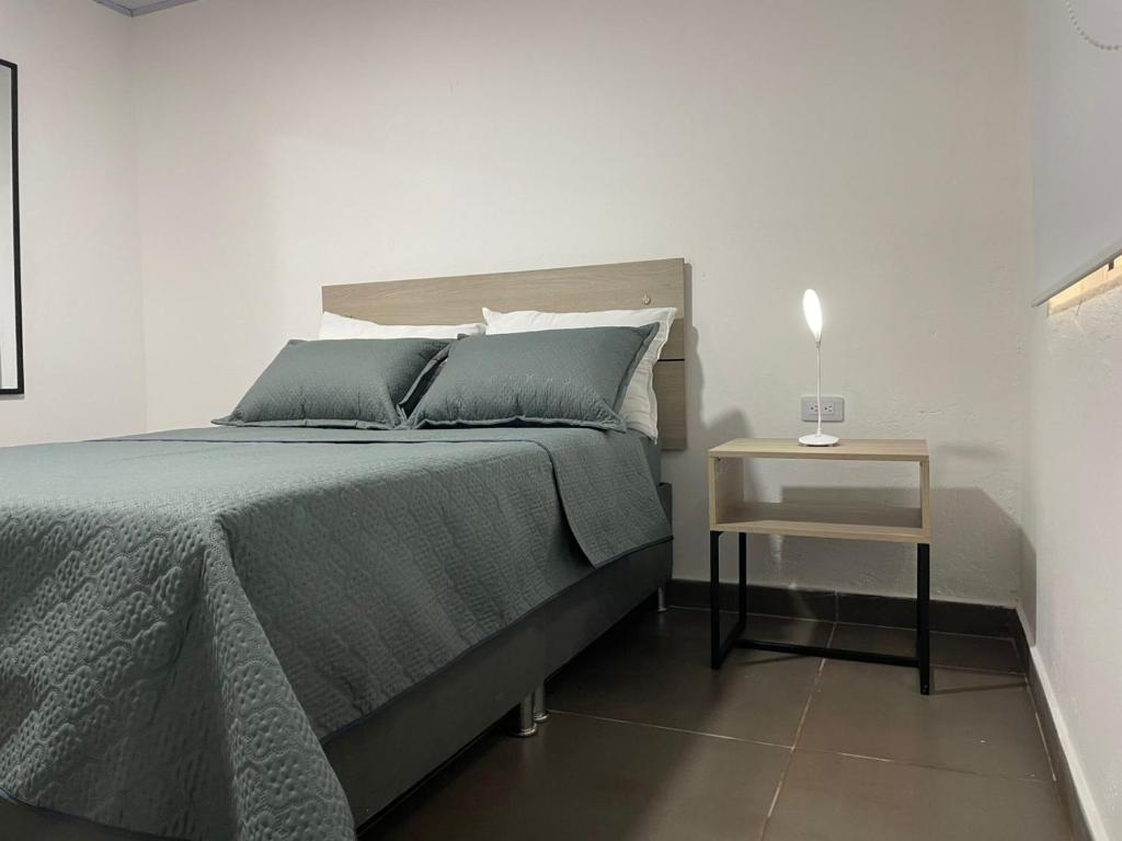 Postel nebo postele na pokoji v ubytování BogoRooms Av Suba 116
