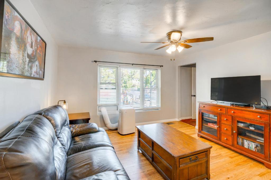 Televisyen dan/atau pusat hiburan di 1 Mi to Red Rock Canyon Old Downtown Loft