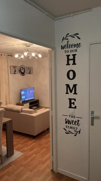 - un salon avec une porte s'ouvrant sur une pièce avec un canapé dans l'établissement Appartement 2 chambres et salon proche Paris, à Sèvres