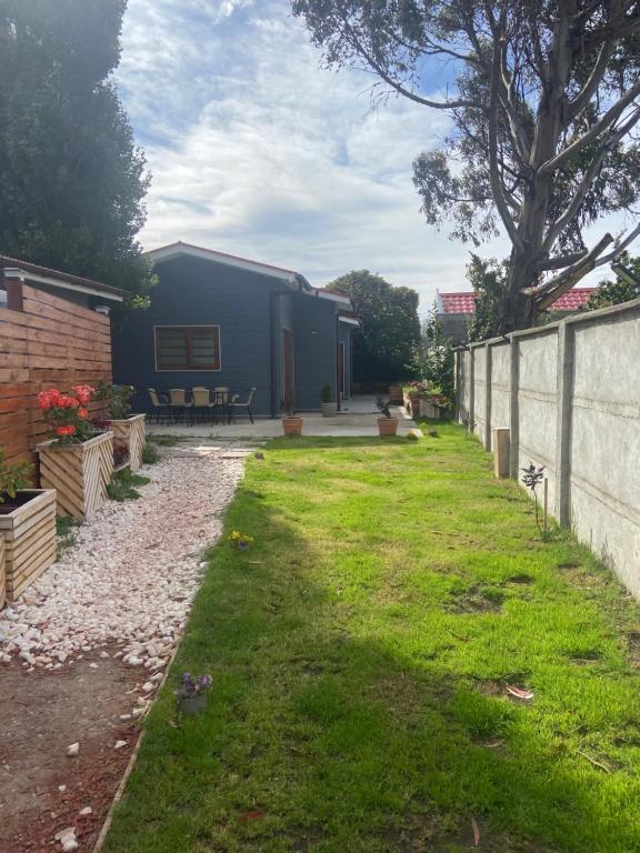 Um jardim no exterior de Cabañas Bosque Austral