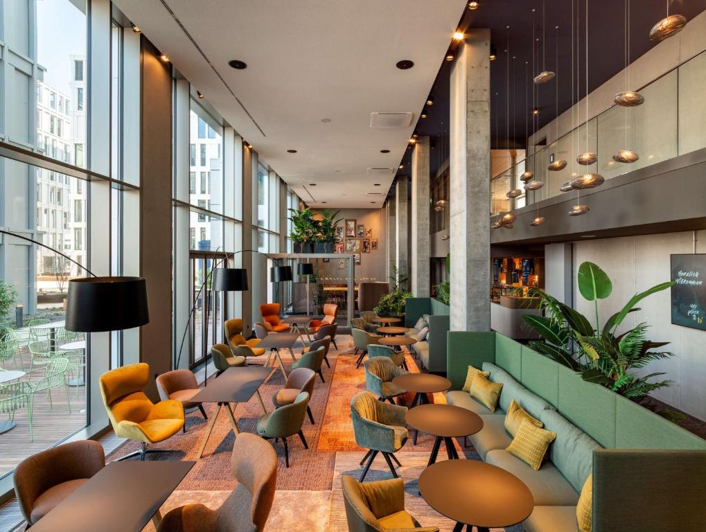 Uma área de estar em b'mine Hotel Frankfurt Airport
