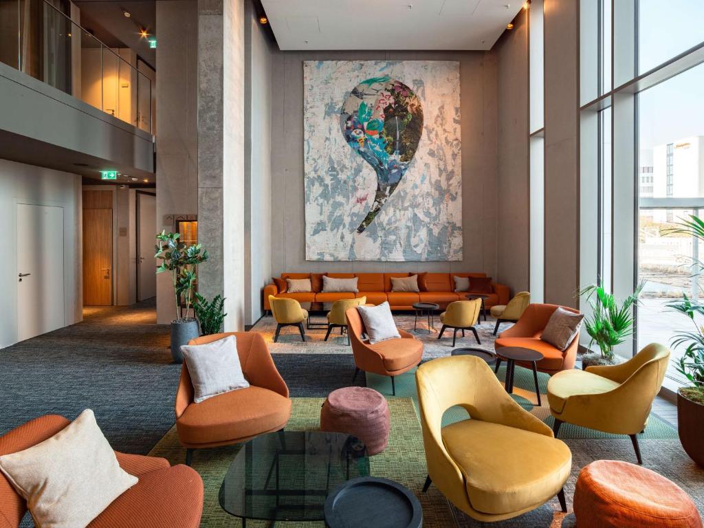 Uma área de estar em b'mine Hotel Frankfurt Airport