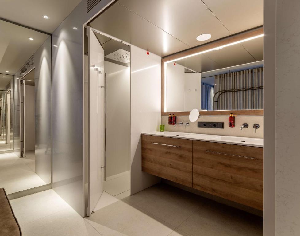 Um banheiro em b'mine Hotel Frankfurt Airport