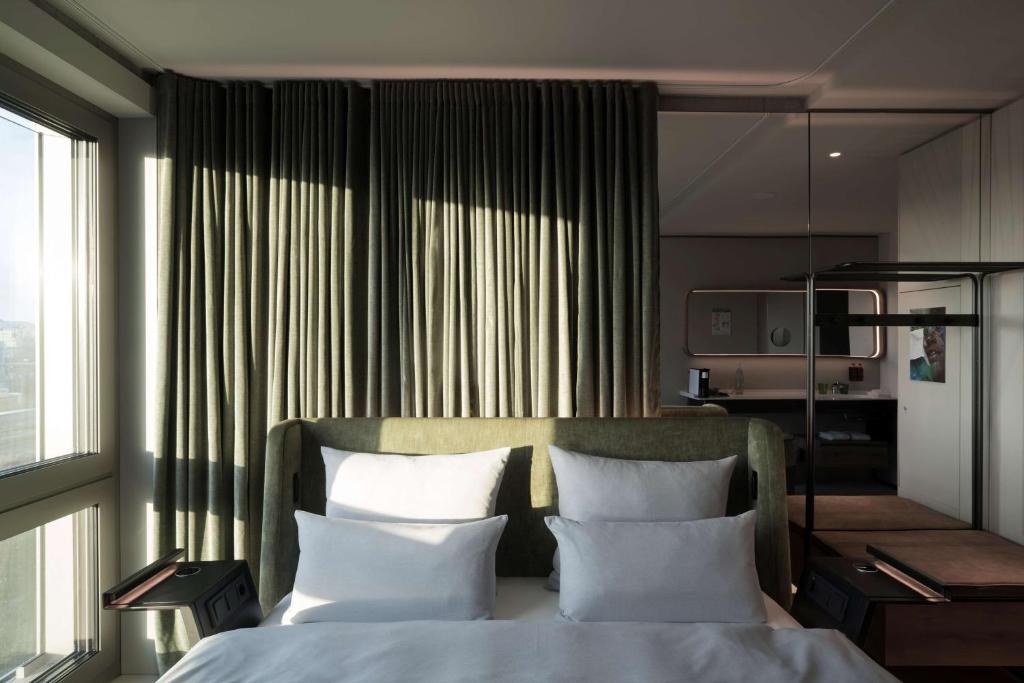Cama ou camas em um quarto em b'mine Hotel Frankfurt Airport