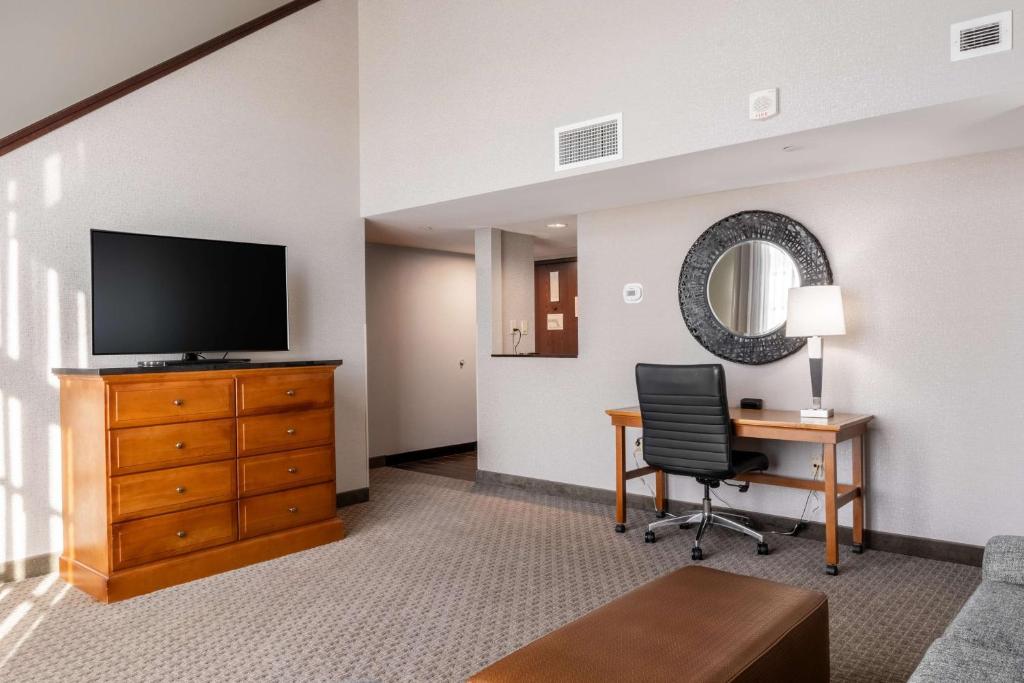 Drury Plaza Hotel Broadview Wichita photo