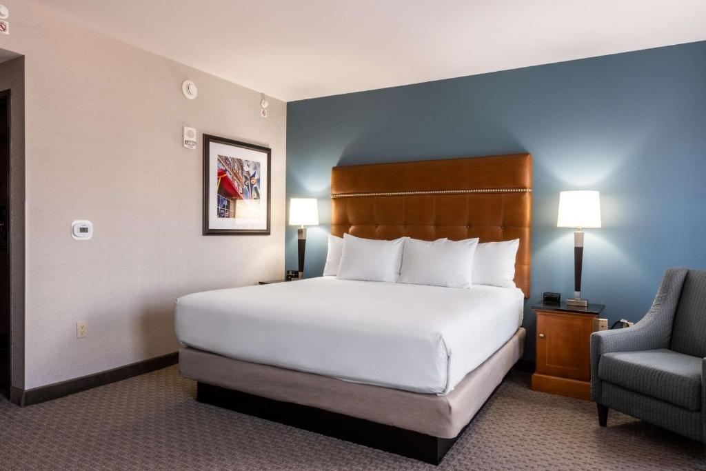 Drury Plaza Hotel Broadview Wichita - Deluxe King Room - Douche Accessible Et Rouleuse
