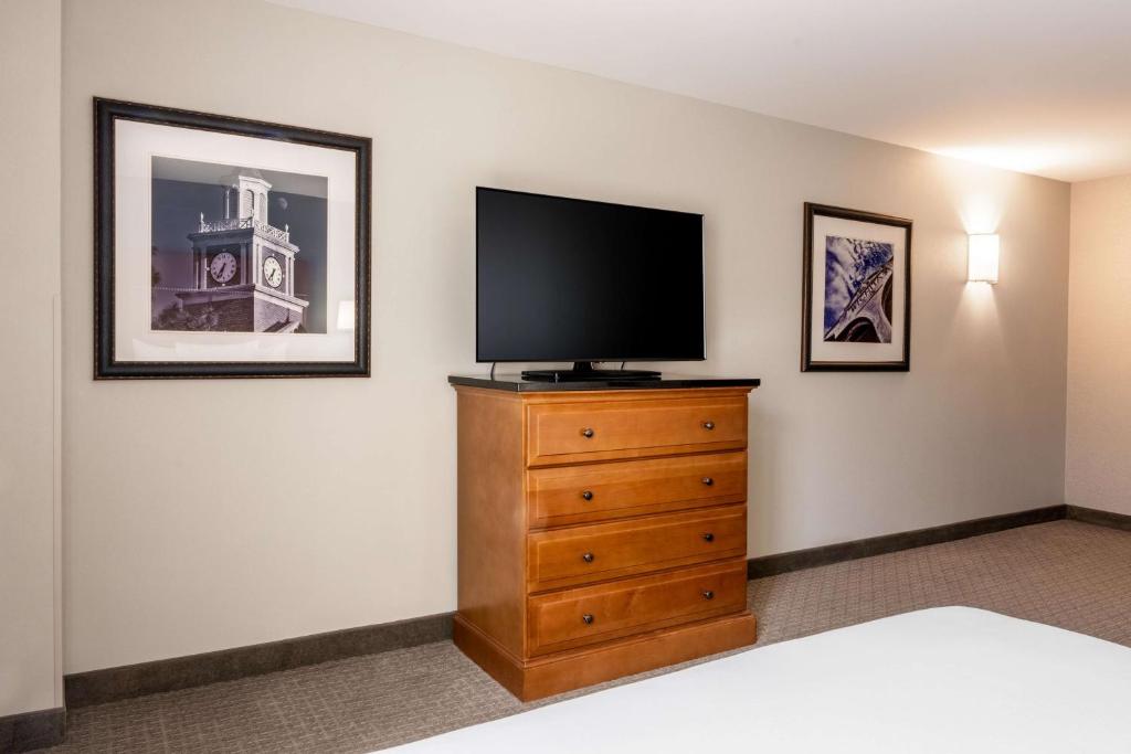 Drury Plaza Hotel Broadview Wichita - Suite Queen Con Sofá Cama - Accesible, Bañera