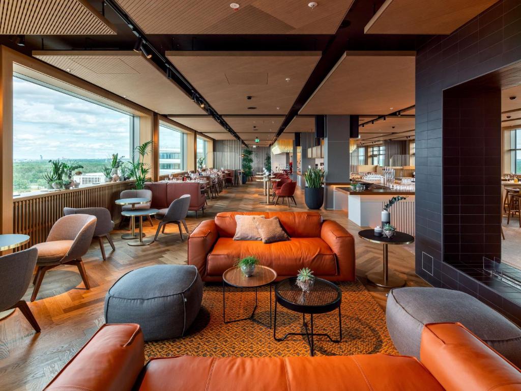 Uma área de estar em b'mine Hotel Frankfurt Airport