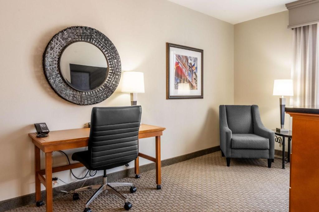 Drury Plaza Hotel Broadview Wichita - Chambre Quadruple Supérieure Spacieuse