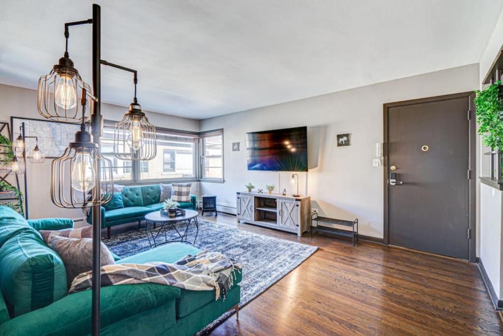 Posezení v ubytování Cabin Theme 2 BR Elmwood Park Condo