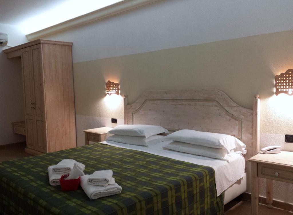 Postel nebo postele na pokoji v ubytování Pausania Inn