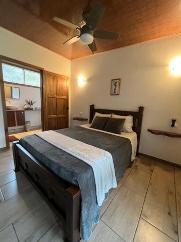 Postel nebo postele na pokoji v ubytování Siquirres Mountain Lodge