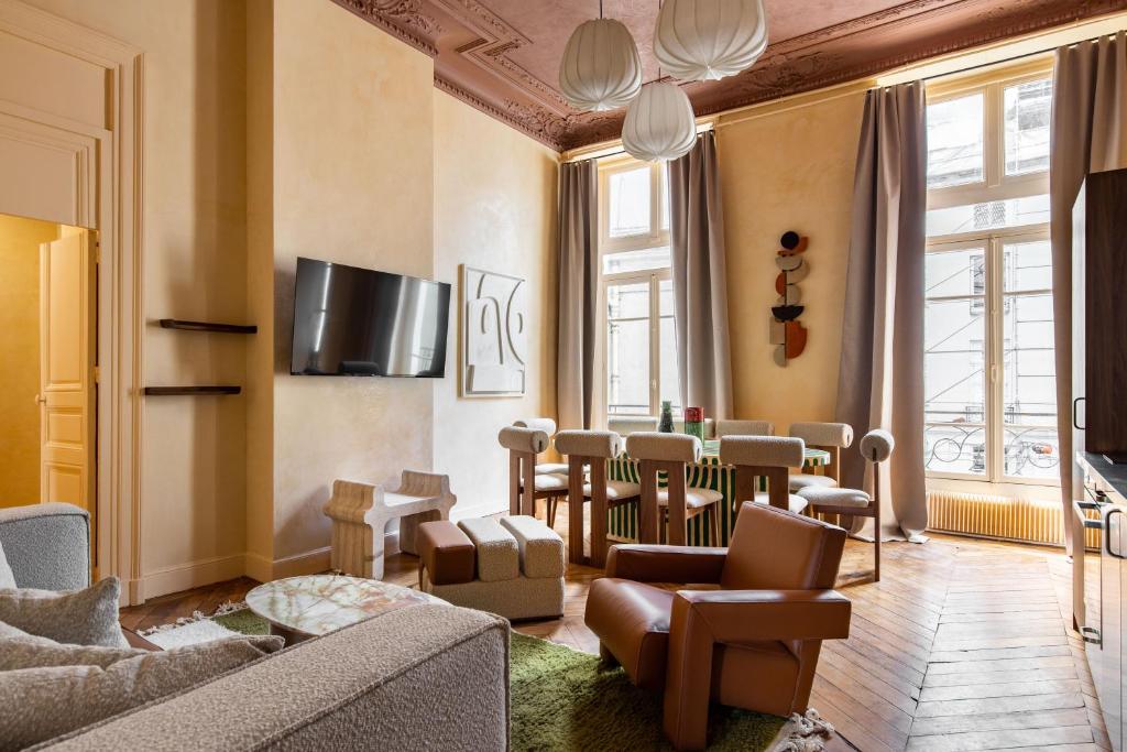 un salon meublé et une salle à manger dans l'établissement NoChichi Collections - Grands Boulevards, à Paris