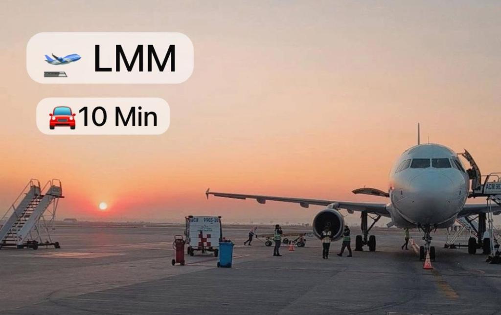 Východ nebo západ slunce při pohledu z prázdninového domu nebo okolí