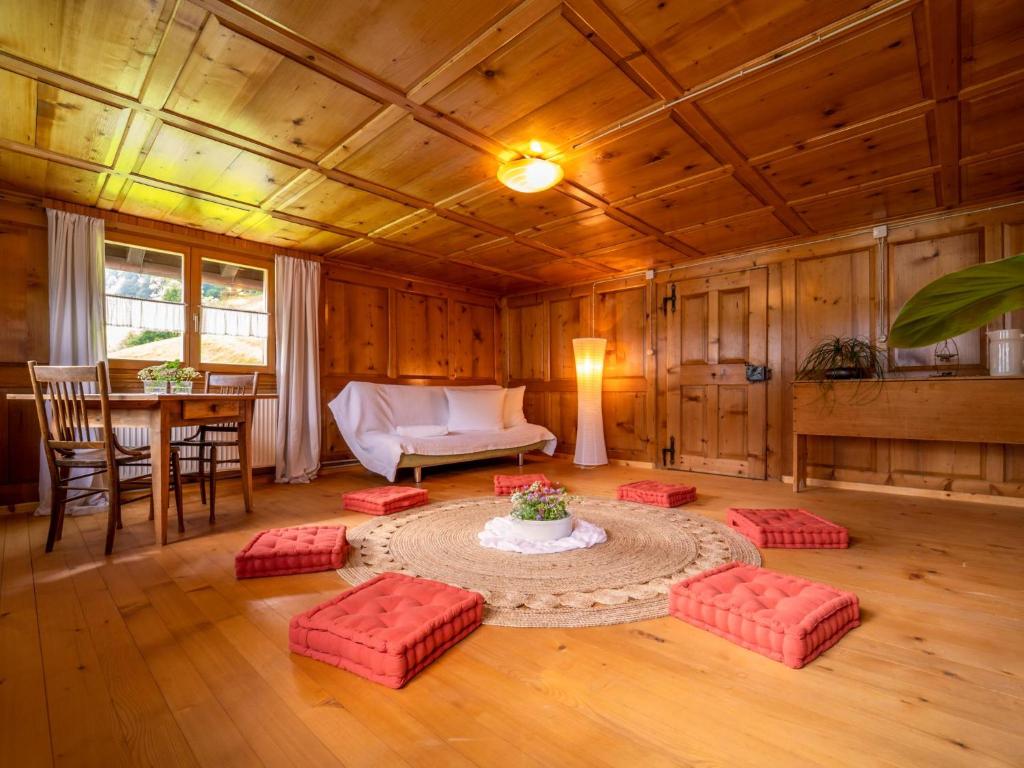 un soggiorno con un divano e un tavolo di Ferienhaus Rinderer a Sonntag