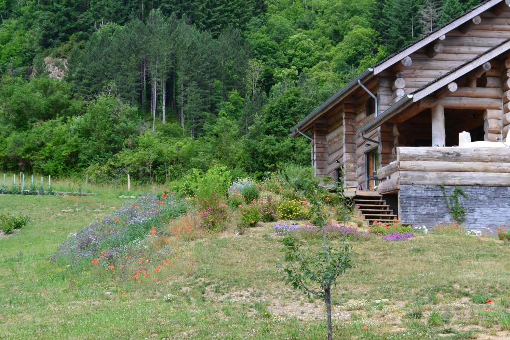 a garden in front of a log cabin at La Fuste in Brusque