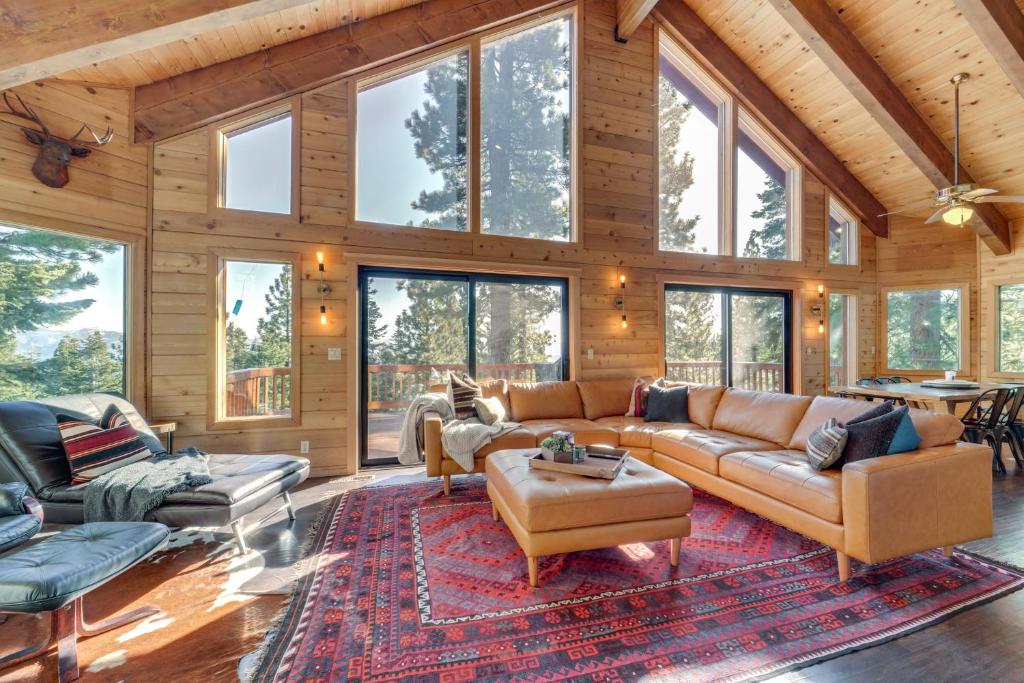 una sala de estar con muebles y ventanas de cuero. en 4 Mi to Lake Tahoe Family Cabin with 3 Decks!, en Tahoe Vista