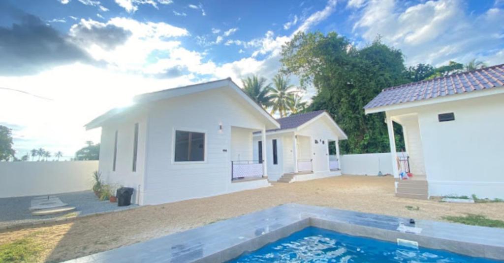 Bazén v ubytování Zulanie's The Pool Cottage near D'Aur Beach, Melawi, Bachok nebo v jeho okolí