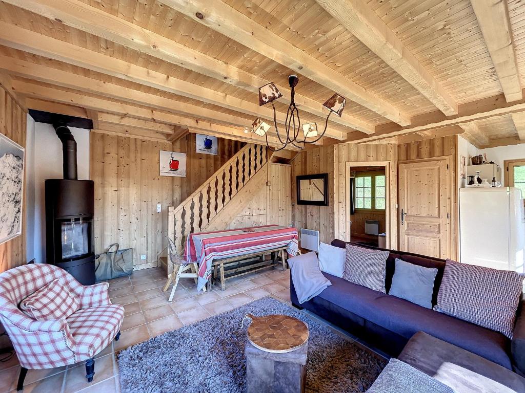 un salon avec un canapé et un escalier dans l'établissement Demi-chalet à deux pas des remontées mécaniques avec Wifi - FR-1-560-6, à Combloux