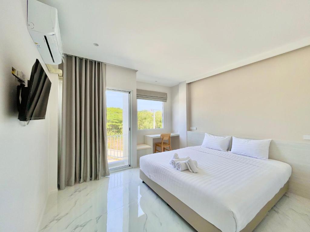 TV a/nebo společenská místnost v ubytování โรงแรมแรบบิท Rabbit Hotel Nangrong