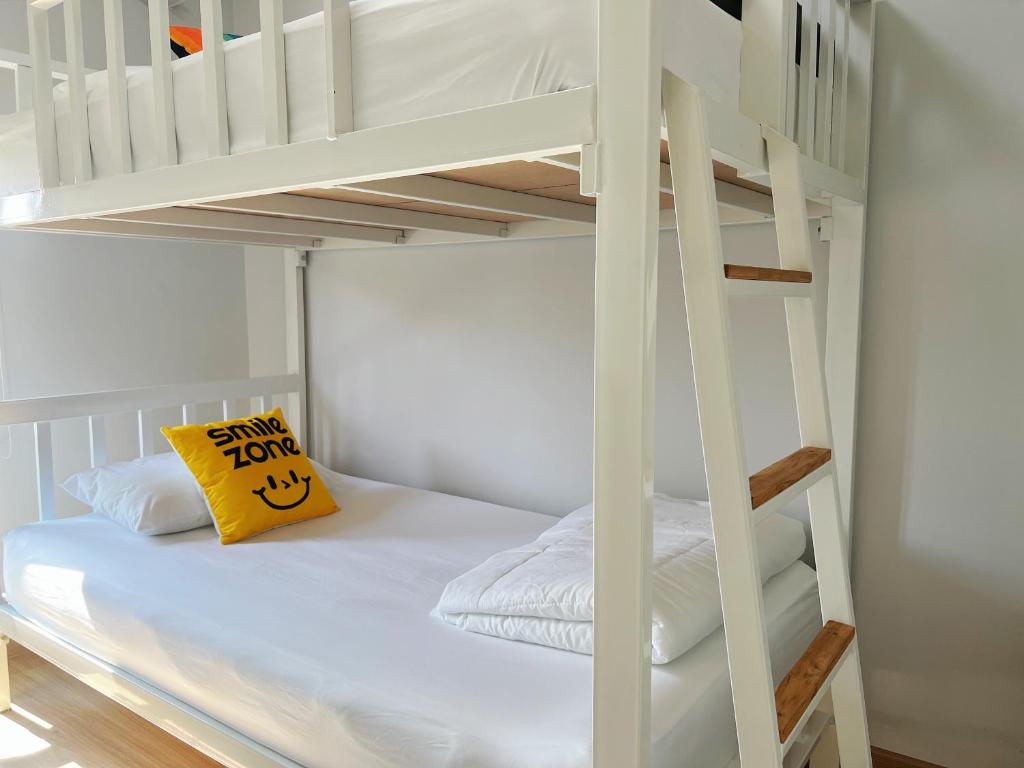 Postel nebo postele na pokoji v ubytování Baan Trin(บ้านตฤณ)