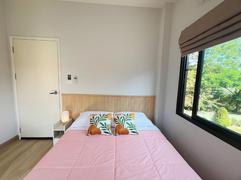 Postel nebo postele na pokoji v ubytování Baan Trin(บ้านตฤณ)