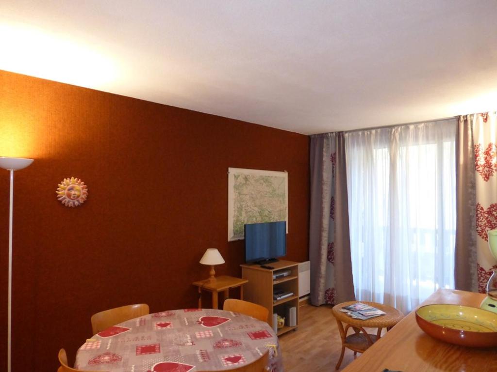 a living room with a table and a television at Appartement T3 avec Balcon, 6 Couchages, Parking - FR-1-804-16 in Enchastrayes