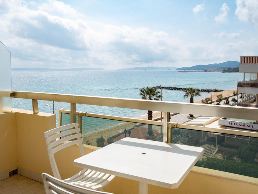 Photo de la galerie de l'établissement Studio cabine pour 4 près de la plage avec parking et climatisation au Lavandou - FR-1-803-57, au Lavandou