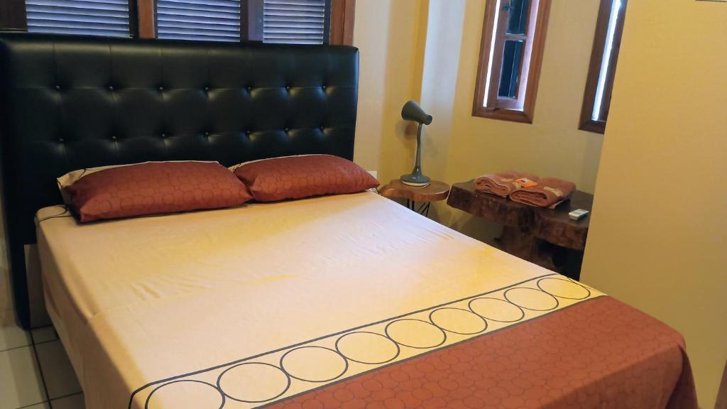 サン・ガブリエウにあるHouse Medeirosの黒いヘッドボード付きのベッド1台