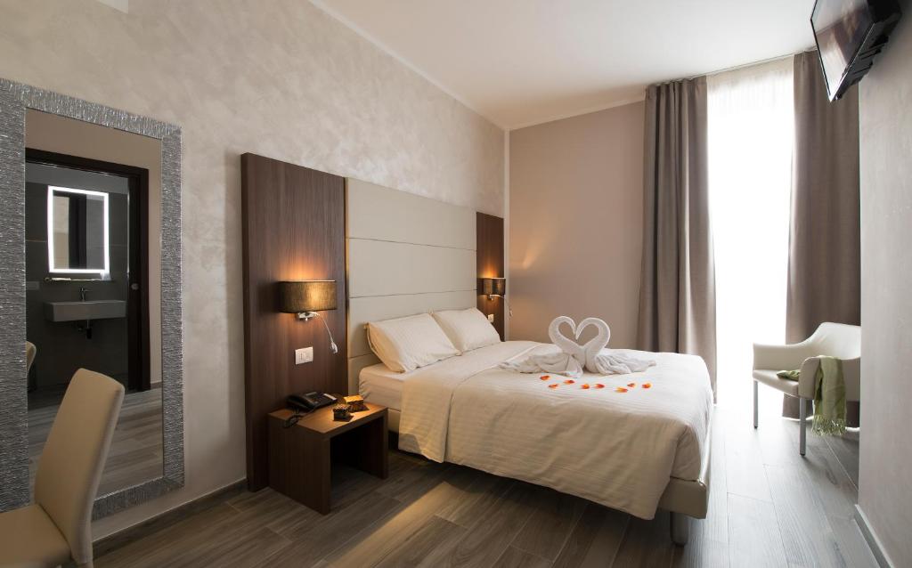 Een bed of bedden in een kamer bij Oasi Village Hotel