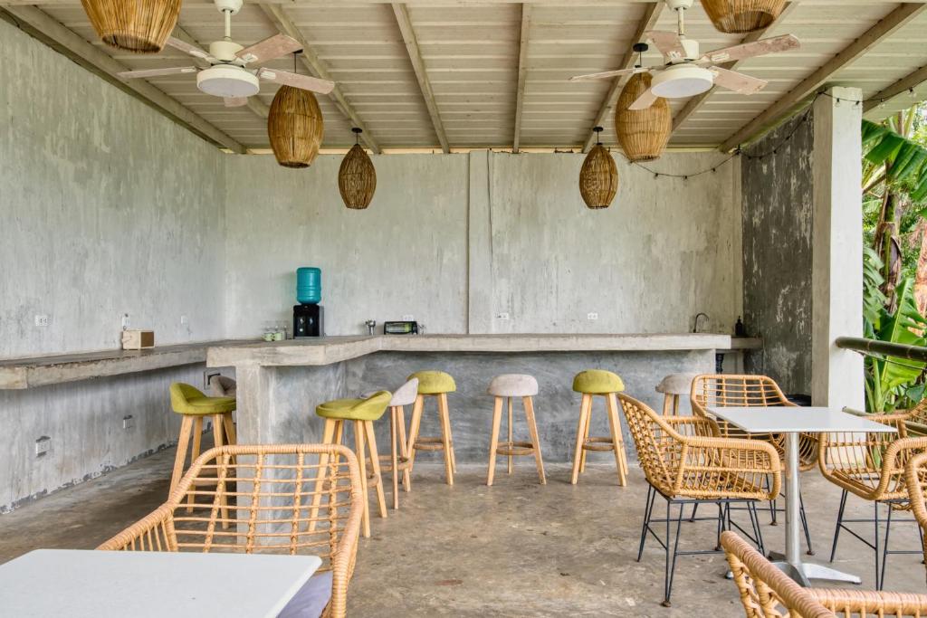 Restaurace v ubytování Kalikasan Glamping Resort near Manila with Overlooking Pool and Starlink