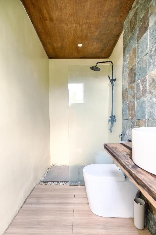 Koupelna v ubytování Kalikasan Glamping Resort near Manila with Overlooking Pool and Starlink