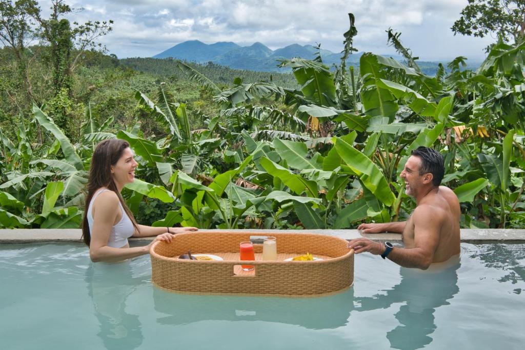 Hosté ubytování Kalikasan Glamping Resort near Manila with Overlooking Pool and Starlink
