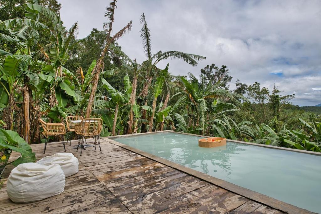Zahrada ubytování Kalikasan Glamping Resort near Manila with Overlooking Pool and Starlink