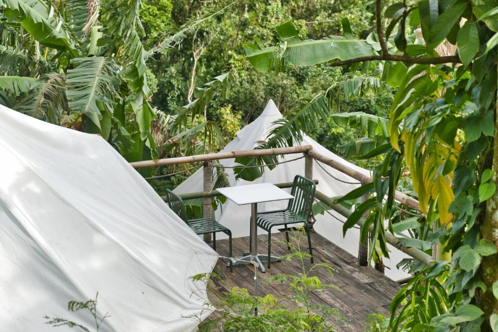 Zahrada ubytování Kalikasan Glamping Resort near Manila with Overlooking Pool and Starlink